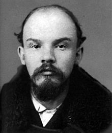 Leninova fotka z decembra 1905, keď pravdepodobne mozog tohto Vodcu svetového proletariátu nebol celkom postihnutý chorobou SYFILIS. Na každý pád, však pravda mohla si na vodcu spomenúť aspoň málinko