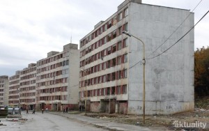 demonštačné foto ukazuje, že 7statočných čakajú na Luníku 9 nielen otvorené dvere v cigánskych bytoch a bytovkách, ale aj otvorené, či skôr rozbité okná.